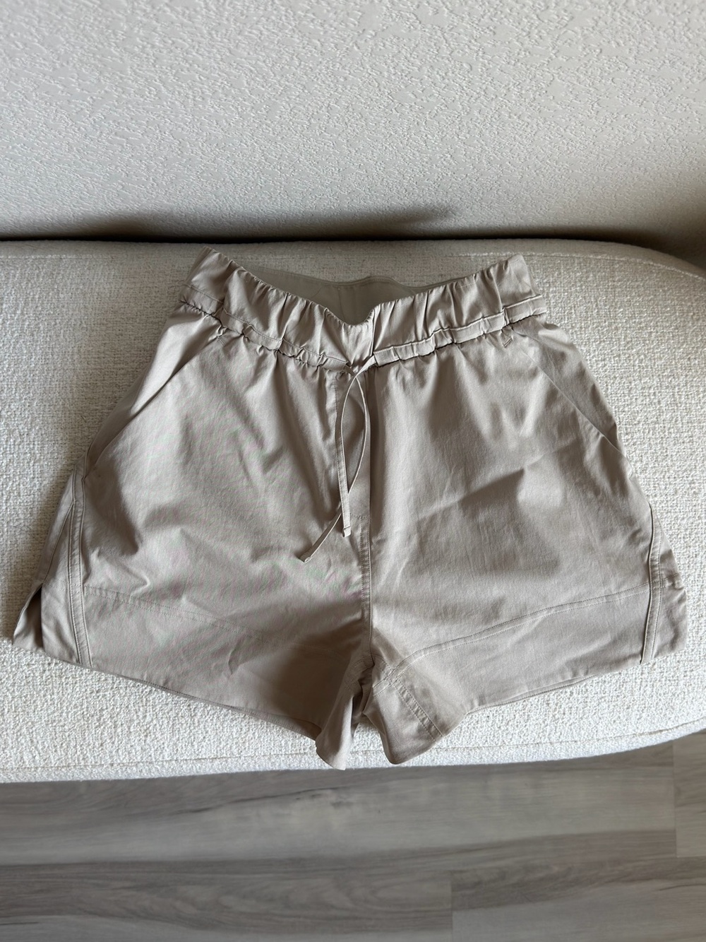 Lulu Lemon XXS Women's Drawstring Casual Shorts in Light Beige